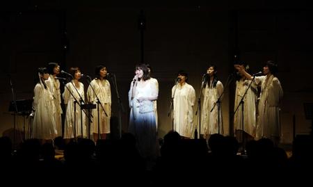 ちびっ子も見守る中でライブを行った坂本美雨（中央）＝東京・千代田区のＴＦＭホール