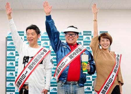 甲子園歴史館の１日広報部を務めた（右から）上田まりえ、代走みつくに、かみじょうたけし＝甲子園球場