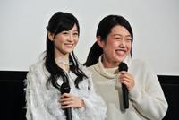 顔の大きさを比較する上西恵（左）と横澤夏子＝東京・板橋