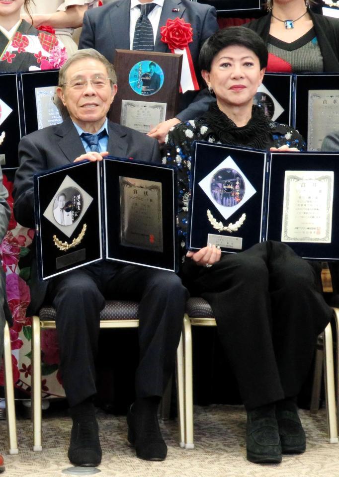 　「クラウンヒット賞」を受賞した北島三郎（左）と美川憲一＝東京・霞ケ関