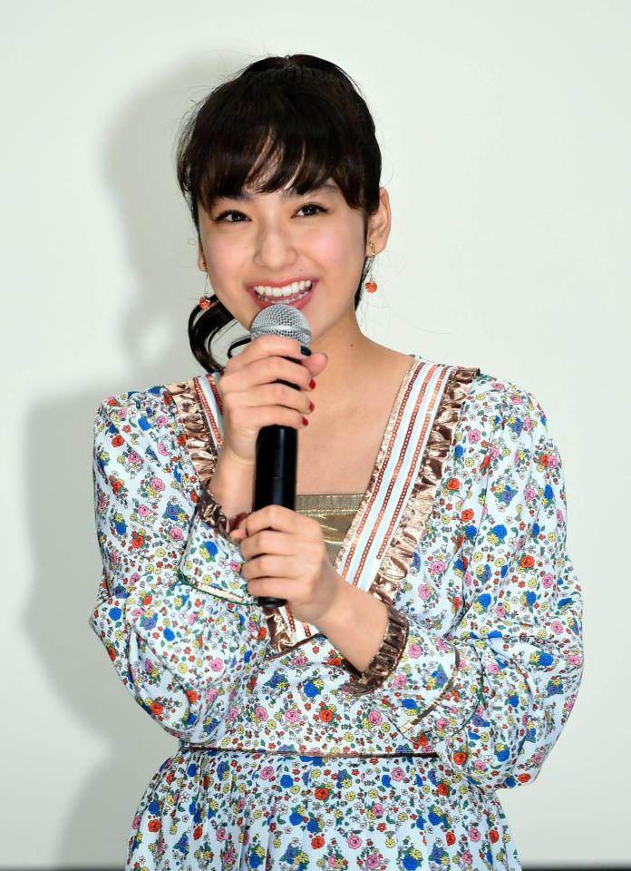 舞台あいさつで笑顔をふりまく平祐奈＝東京・丸の内ＴＯＥＩ(1)（撮影・開出牧）