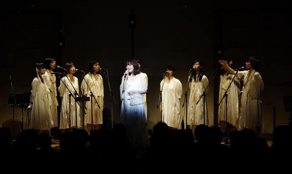 ちびっ子も見守る中でライブを行った坂本美雨（中央）＝東京・千代田区のＴＦＭホール