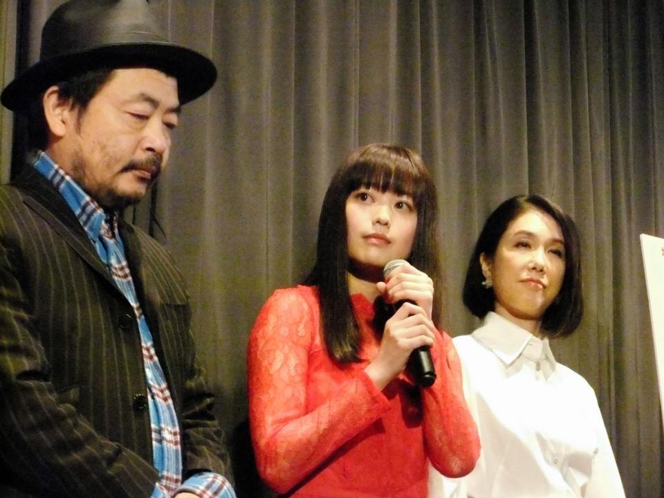「ＡＮＴＩＰＯＲＮＯ」の初日舞台あいさつを行った（左から）園子温監督、冨手麻妙、筒井真理子＝東京・新宿武蔵野館