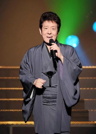 　芸能生活５５周年記念のシアターコンサートを行った舟木一夫＝東京・新橋演舞場