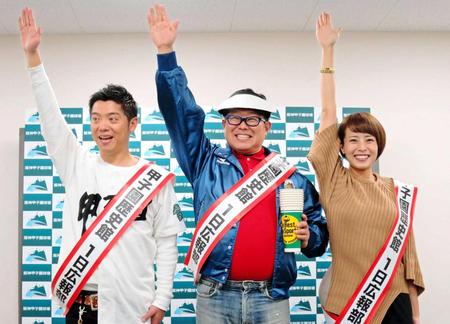 　甲子園歴史館の１日広報部員を務めた（右から）上田まりえ、代走みつくに、かみじょうたけし＝甲子園球場