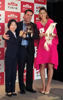 愛犬の死を報告した森泉（右）とトークイベントに出席したブライアン・ビール博士（中央）＝東京・渋谷区のカフェ「Ｗｅｅｋｅｎｄ　Ｇａｒａｇｅ　Ｔｏｋｙｏ」