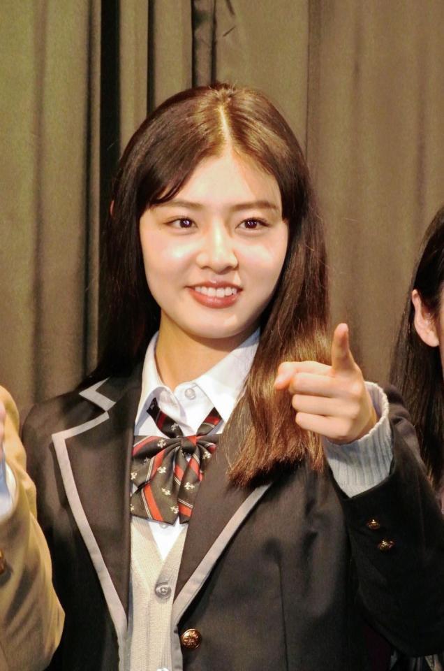 初日あいさつでポーズを決める古畑星夏＝都内