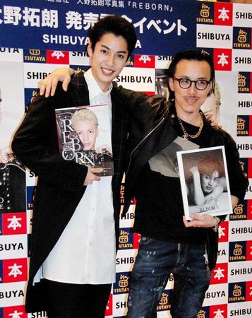 　ヌードに挑戦した写真集をアピールした大野拓朗（左）と写真を手がけたレスリー・キー氏＝東京・ＳＨＩＢＵＹＡ　ＴＳＵＴＡＹＡ