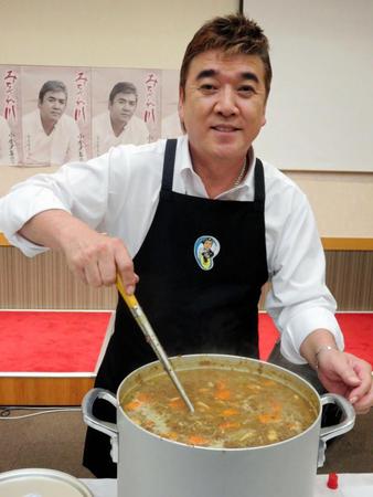 大きな鍋で特製カレーを作る小金沢昇司＝東京・市ヶ谷