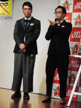 自身がネットで収集したアート展の開催記念イベントに登場したおぎやはぎの矢作兼（右）と小木博明＝東京・天王洲のＴ－Ａｒｔ　Ｇａｌｌｅｒｙ