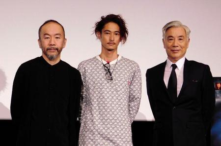 舞台あいさつを行った（左から）塚本晋也、窪塚洋介、イッセー尾形＝東京・ＴＯＨＯシネマズ日本橋