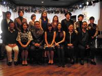 舞台「横浜グラフィティ　アゲイン」の製作発表会見に登場した草刈麻有（左から四番目）ら＝東京・ケネディハウス銀座
