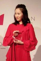 エイボン女性年度賞を受賞した百田夏菜子