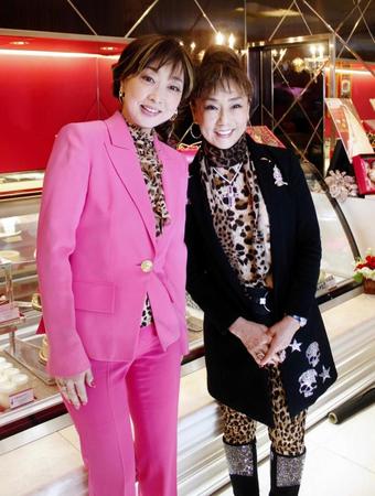 　映画「やまない雨はない」の取材会を開いた川上麻衣子（左）とマダム信子氏＝大阪府箕面市「マダムシンコ箕面本店」