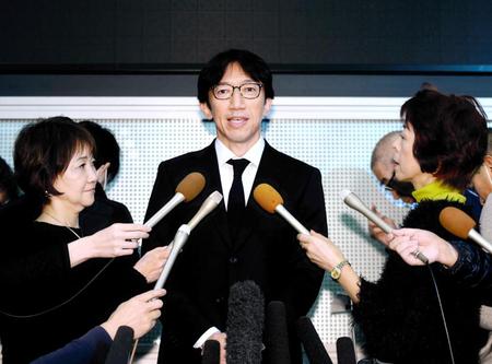 囲み会見で父・藤村俊二さんとの思い出を話す長男・亜実さん＝都内