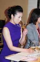 ワインの審査会に特別審査員として出席した高橋ひとみ＝東京・神楽坂のアグネスホテル