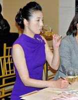 ワインの審査会に特別審査員として出席した高橋ひとみ＝東京・神楽坂のアグネスホテル