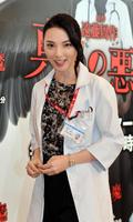 ドラマ「真昼の悪魔」の制作発表に白衣姿で登場した田中麗奈＝東京・六本木（撮影・佐々木彰尚）