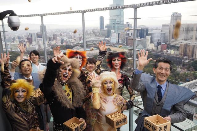 劇団四季の“5匹の猫”たちが通天閣で豆まき/芸能/デイリースポーツ online