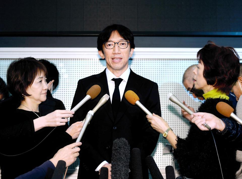 囲み会見で父・藤村俊二さんとの思い出を話す長男・亜実さん＝都内