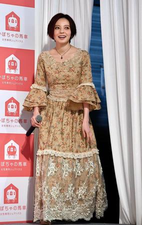 新ＣＭの衣装で登場したベッキー＝ベルサール秋葉原（撮影・園田高夫）