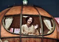 かぼちゃの馬車から手を振るベッキー＝ベルサール秋葉原（撮影・園田高夫）