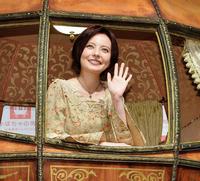 かぼちゃの馬車から笑顔で手を振るベッキー＝ベルサール秋葉原（撮影・園田高夫）