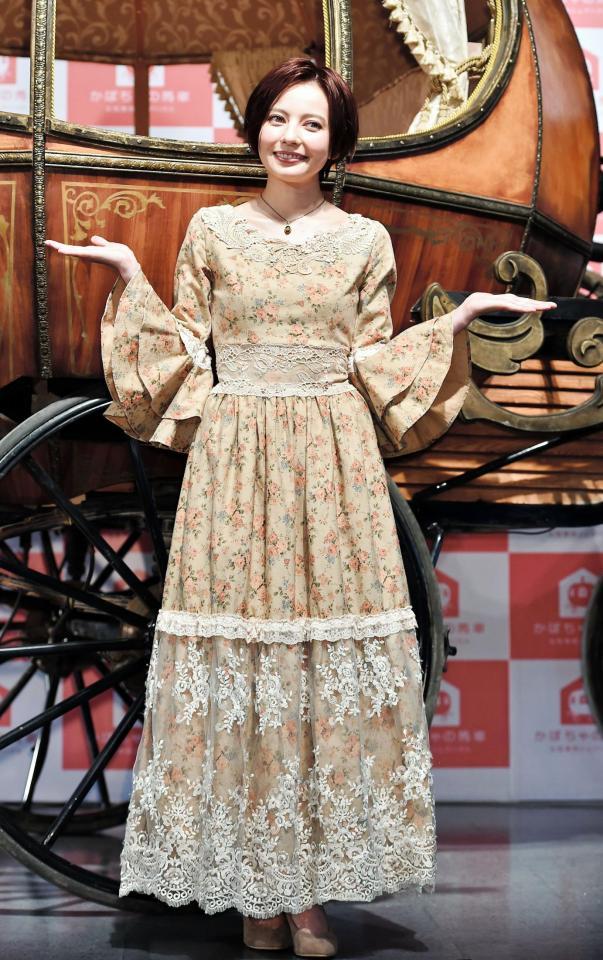 ポーズをとるベッキー＝ベルサール秋葉原（撮影・園田高夫）