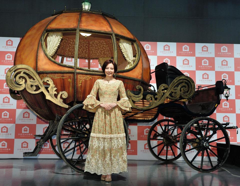 かぼちゃの馬車の前でポーズをとるベッキー＝ベルサール秋葉原（撮影・園田高夫）