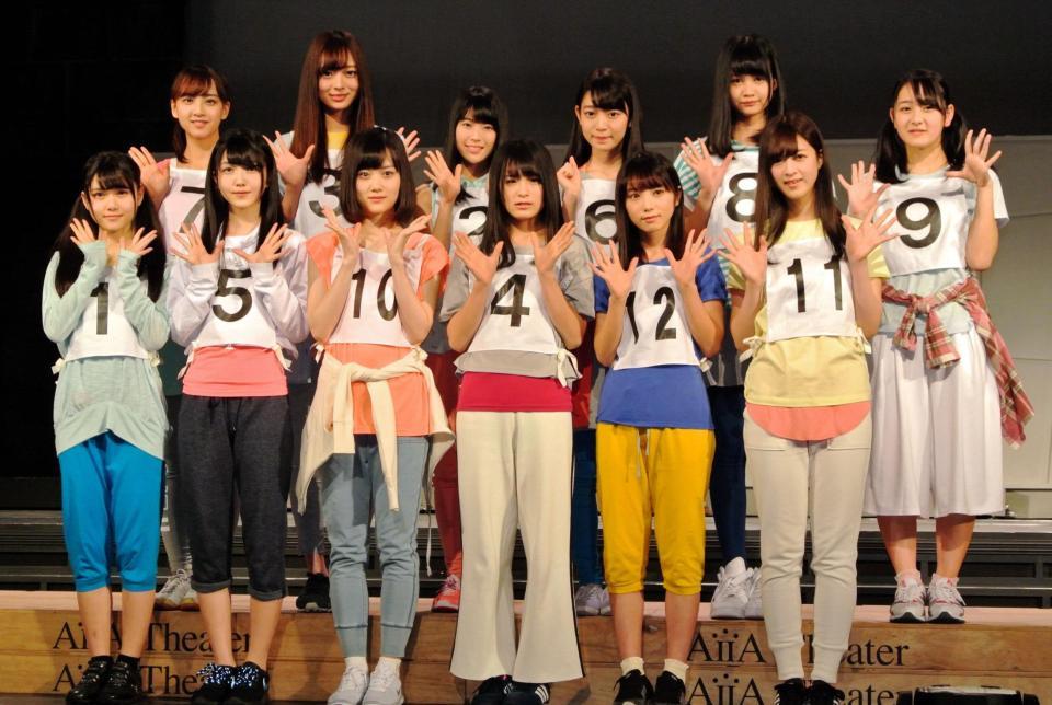 初公演への意気込みを語った大園桃子（前列左から４人目）ら乃木坂46の３期生＝東京・渋谷