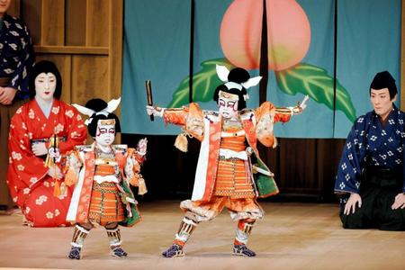 「門出二人桃太郎」で初舞台を踏んだ（前列左から）長三郎、勘太郎。後列左は七之助、同右は勘九郎＝東京・歌舞伎座