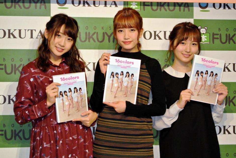 沖縄で撮影した写真集をＰＲした（左から）木崎ゆりあ、加藤玲奈、大島涼花＝東京・福家書店新宿サブナード店