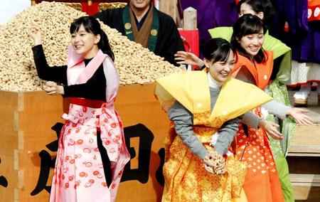 　節分の豆まき式に参加した（左から）芳根京子、谷村美月、百田夏菜子（丸写真は西岡徳馬）