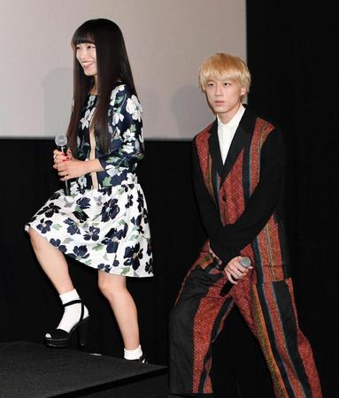 登壇するｍｉｗａ（左）と坂口健太郎＝ＴＯＨＯシネマズ新宿（撮影・棚橋慶太）