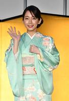 イベントに着物姿で登場した吉岡里帆＝東京・丸の内のＫＩＴＴＥ