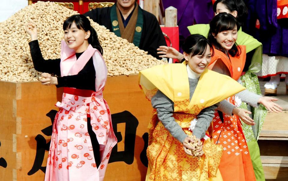 　節分の豆まき式に参加した（左から）芳根京子、谷村美月、百田夏菜子（丸写真は西岡徳馬）