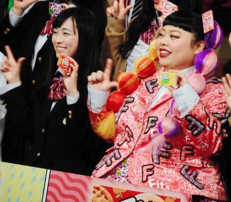 　福原遥（左）と渡辺直美