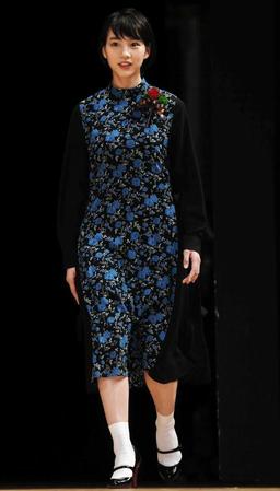 　サプライズ登壇したのん＝東京・文京シビックホール・大ホール（撮影・開出牧）