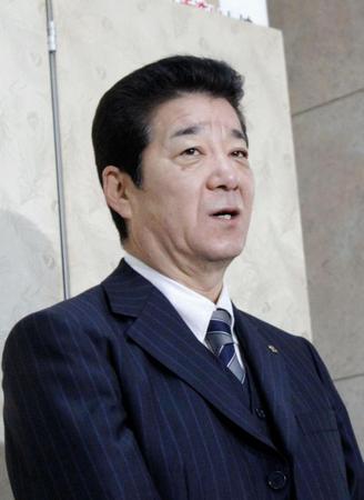 記者団の質問に答える維新・松井一郎代表＝大阪府庁