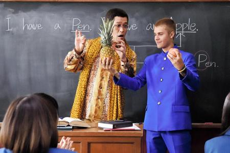 ＣＭで「ＰＰＡＰ」共演するピコ太郎（左）とジャスティン・ビーバー