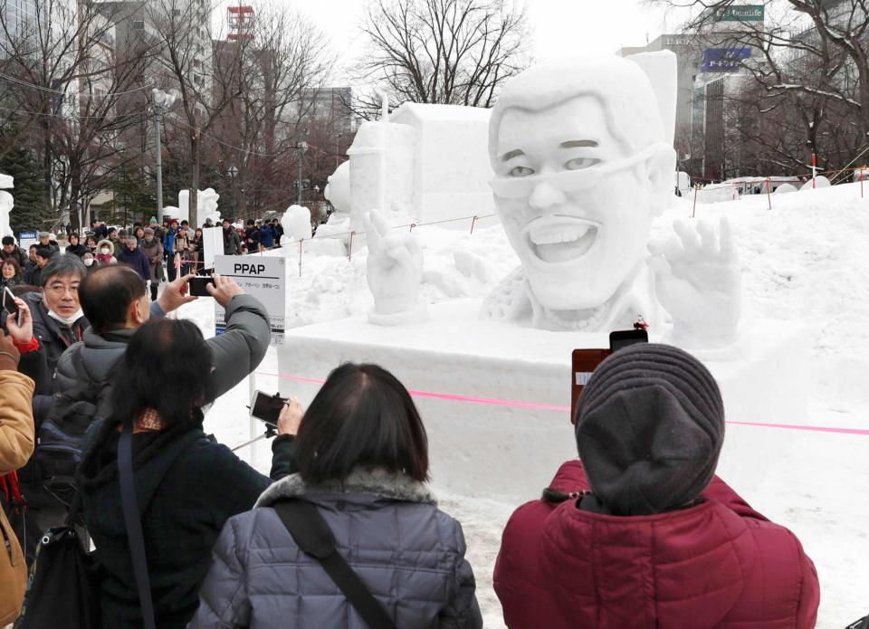 　札幌・大通公園で人気を集めるピコ太郎の雪像