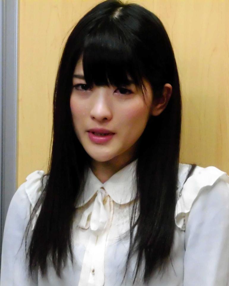 　涙ながらに会見する仮面女子・神谷えりな＝都内