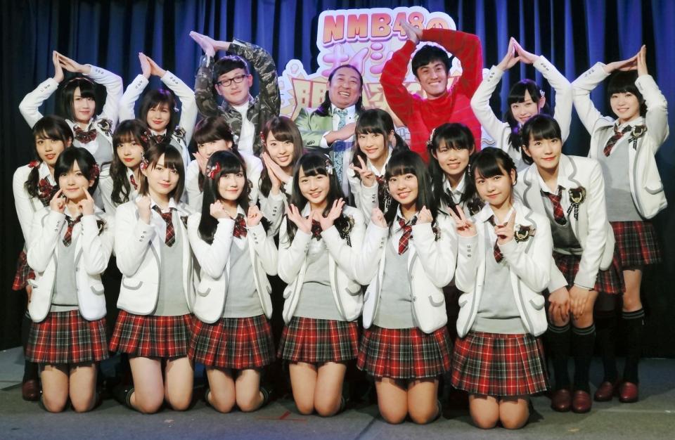 ポーズを決めるＮＭＢ４８の吉田朱里（中列左から３人目）とロバート＝大阪市内