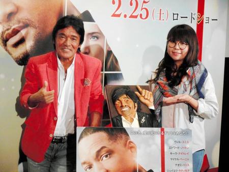 映画「素晴らしきかな、人生」のイベントに登場した松崎しげる（左）と山崎ケイ＝東京・西新橋