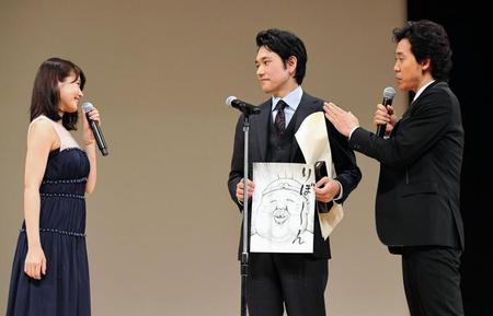 主演男優賞を受賞した松山ケンイチは大泉洋（右）を無視し有村架純（左）の方を向いたままインタビューを受ける＝イイノホール（撮影・三好信也）