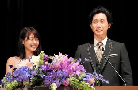 司会を務めた大泉洋（右）と有村架純＝イイノホール（撮影・三好信也）