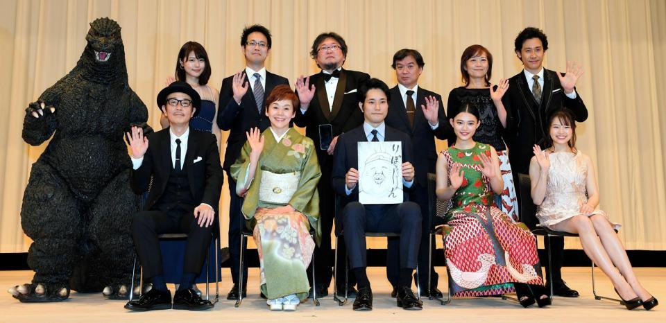 今年の受賞者（前列左から）助演男優賞のリリー・フランキー、主演女優賞の大竹しのぶ、終演男優賞の松山ケンイチ、助演女優賞の杉咲花、新人賞の岡村いずみ（後列左から）作品賞のゴジラ、司会を務めた有村架純、特別賞の古澤佳寛エグゼクティブプロデューサー、作品賞の樋口真嗣監督、監督賞の片渕須直監督、外国作品賞の井原多美エグゼクティブ・ディレクター、司会を務めた大泉洋＝イイノホール（撮影・三好信也）