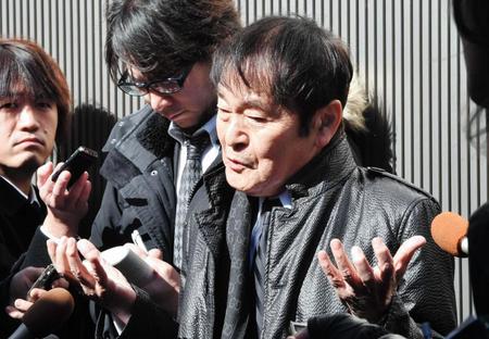 石坂敬一さんとの思い出を話す平尾昌晃氏＝東京・青山葬儀所（撮影・佐々木彰尚）