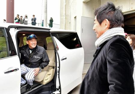 　キャンプ地を訪れた石田純一（右）と談笑する阪神・金本知憲監督