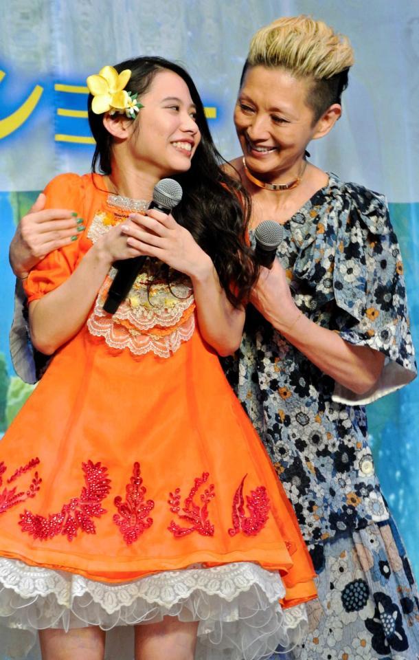 　歌い終えた屋比久知奈（左）をたたえる夏木マリ＝東京・六本木